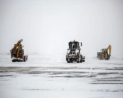Deicing solid potassium acetate