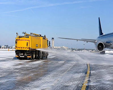 Deicing solid potassium acetate